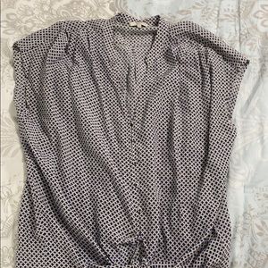 Blouse. Tied at bottom